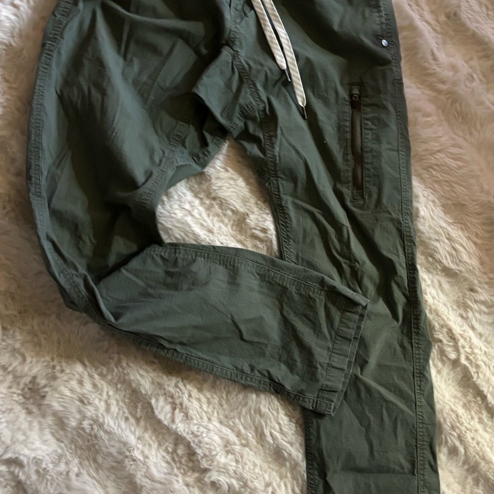 Vuori Men's Olive Ripstop pants s